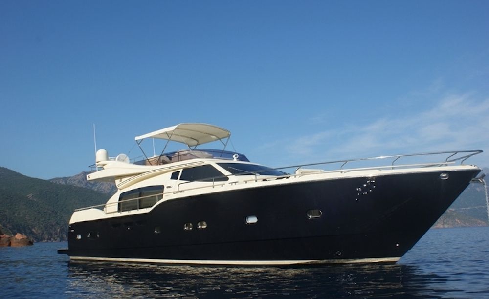 TO ESCAPE - Flybridge with Sun Cover