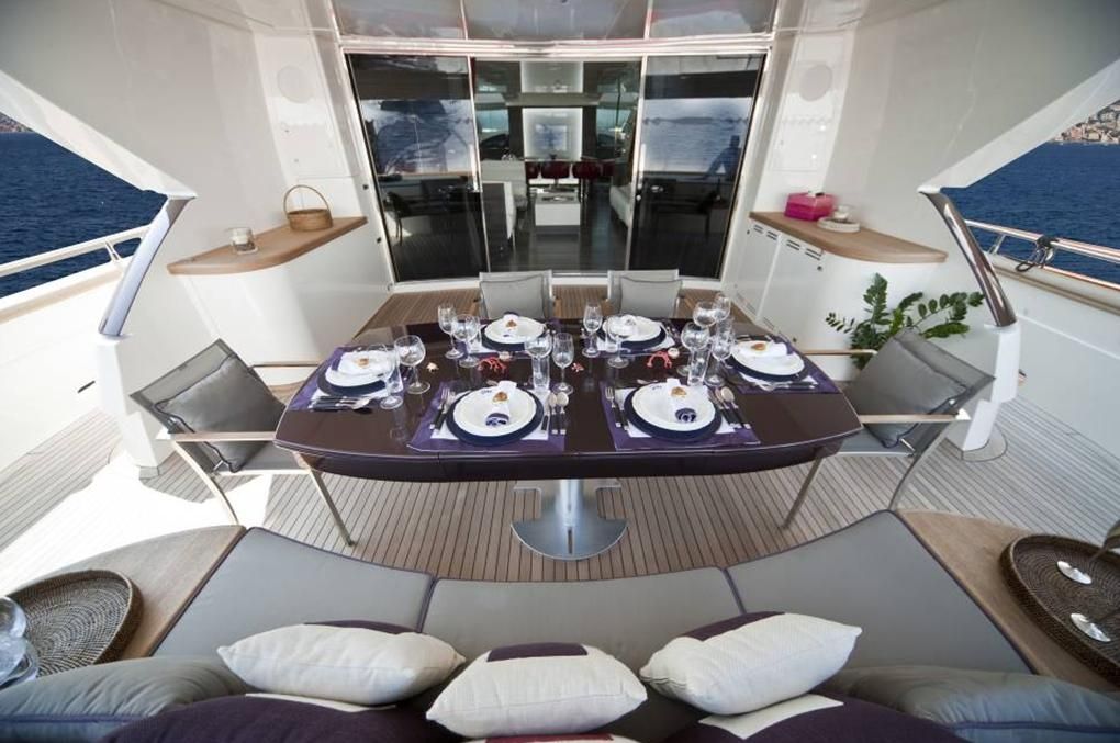 TOBY Cerri Flying Sport 102 Luxury Motoryacht Dining