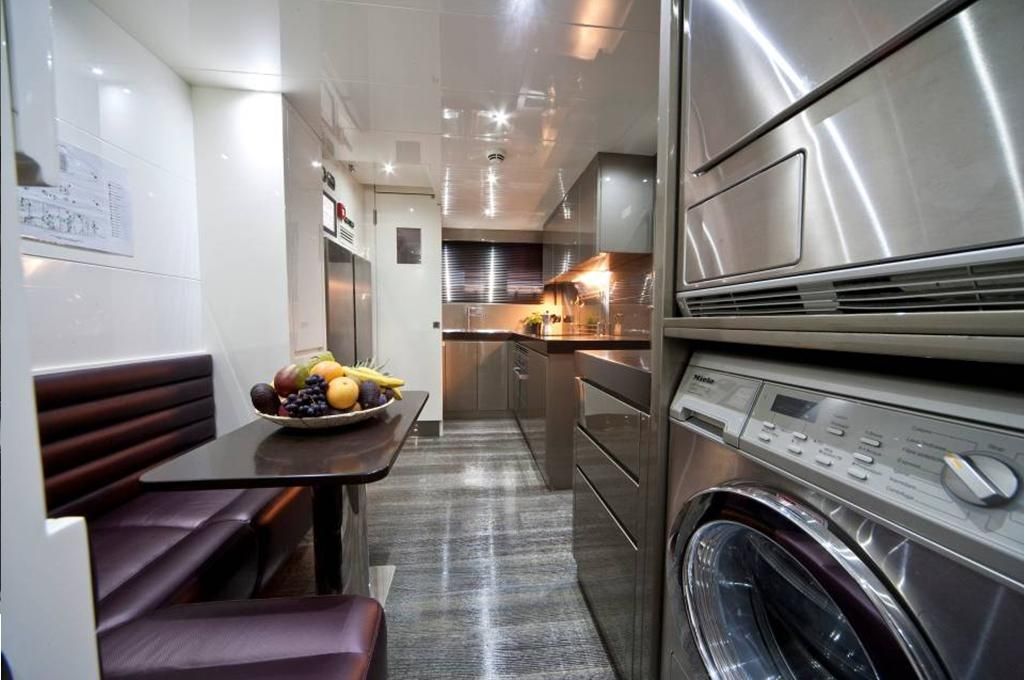 TOBY Cerri Flying Sport 102 Luxury Motoryacht Modern Galley
