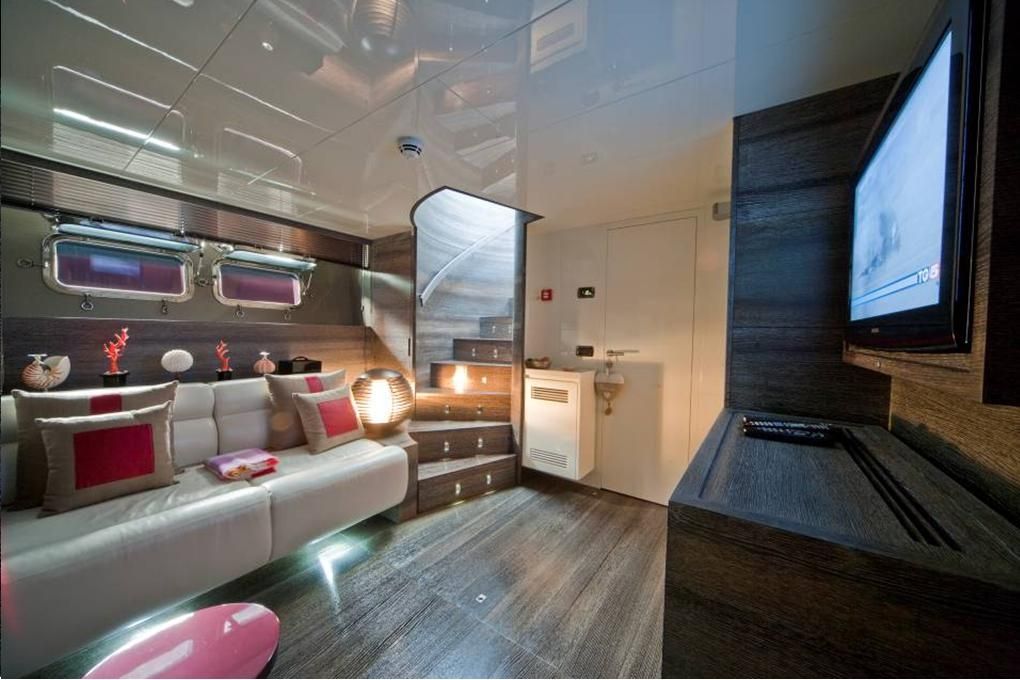 TOBY Cerri Flying Sport 102 Luxury Motoryacht Lounge