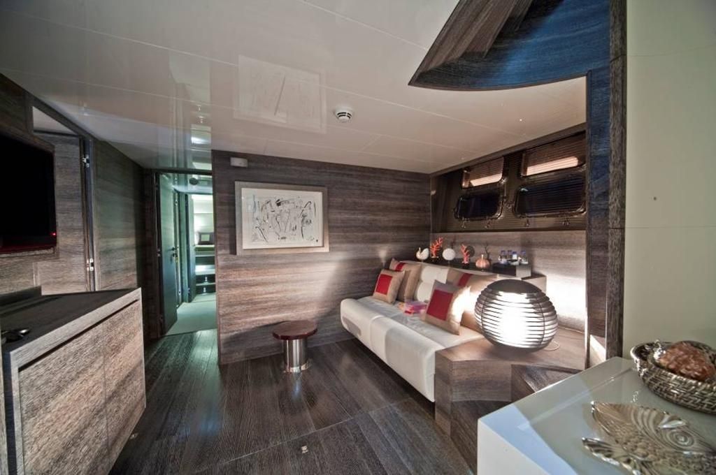 TOBY Cerri Flying Sport 102 Luxury Motoryacht Saloon