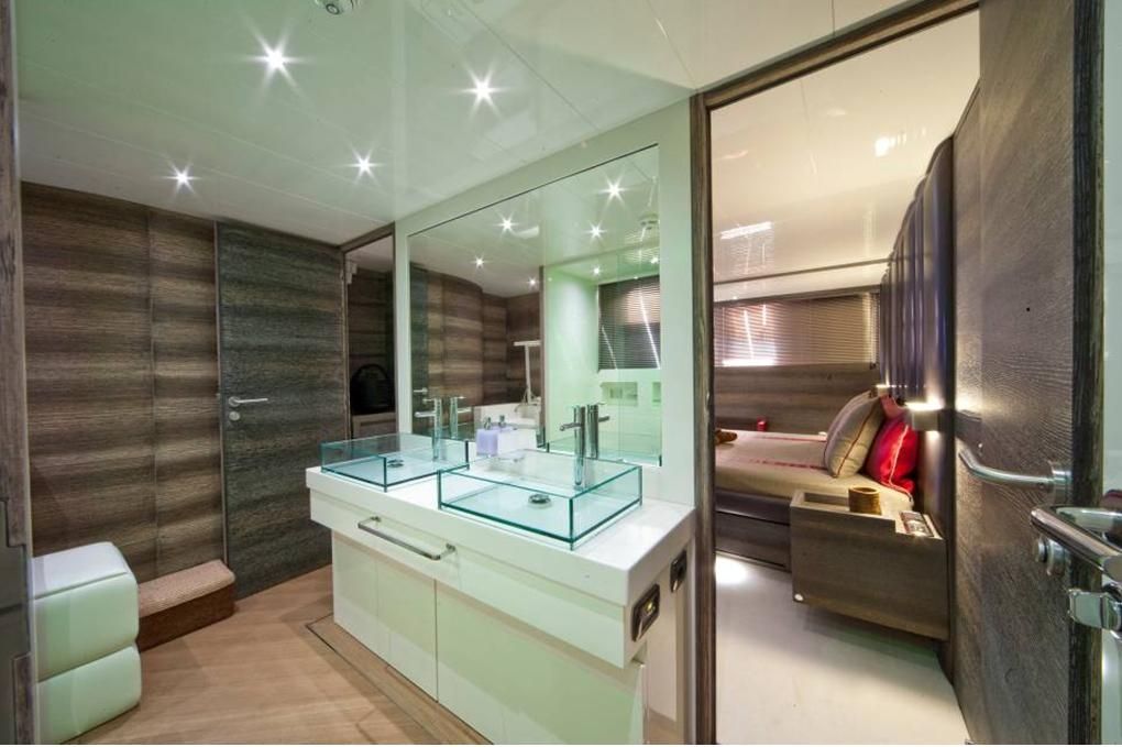 TOBY Cerri Flying Sport 102 Luxury Motoryacht Contemporary Ensuite
