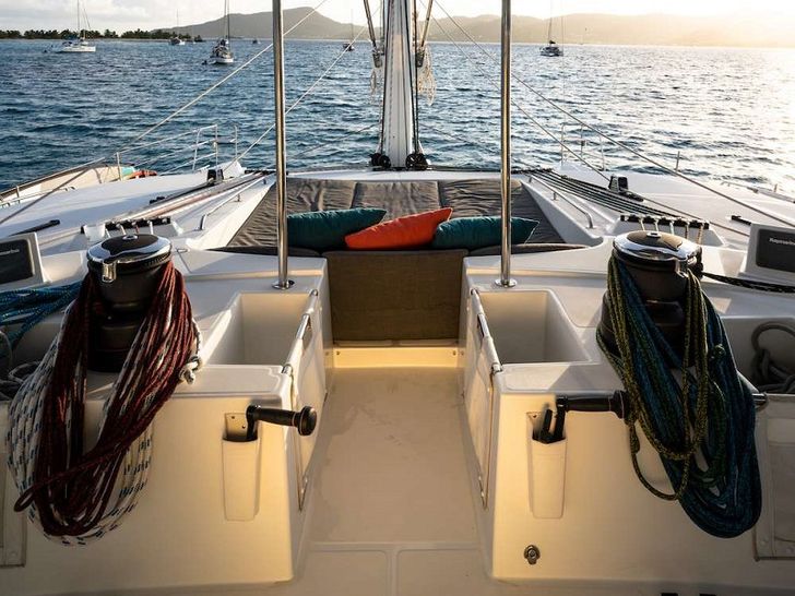 HUNTRESS - Foredeck HUNTRESS - Foredeck