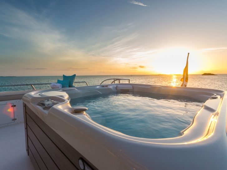 UNBRIDLED - Crescent 116,jacuzzi UNBRIDLED - Crescent 116,jacuzzi