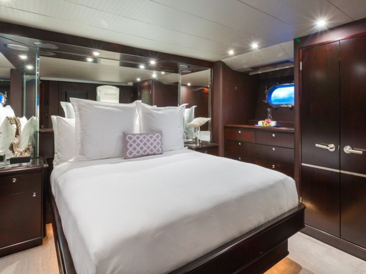 UNBRIDLED - Crescent 116,VIP cabin UNBRIDLED - Crescent 116,VIP cabin