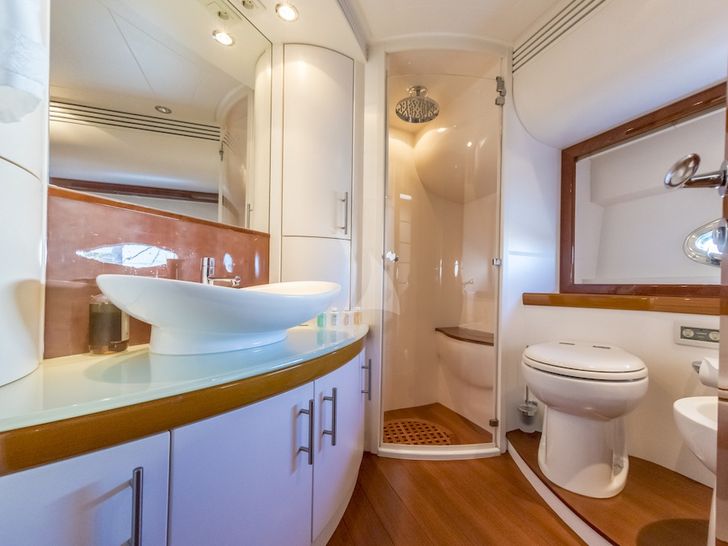 VANQUISH - Guest ensuite VANQUISH - Guest ensuite