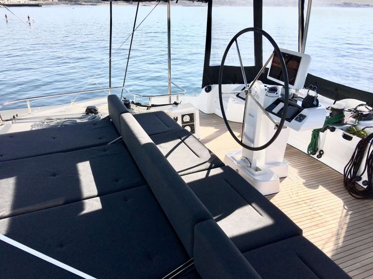 VENTANA Lagoon 52 Helm VENTANA Lagoon 52 Helm