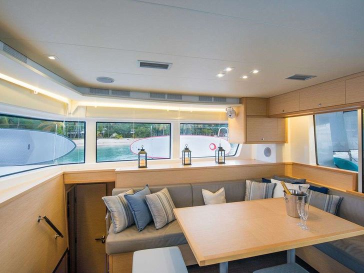 VENTANA Lagoon 52 Saloon VENTANA Lagoon 52 Saloon