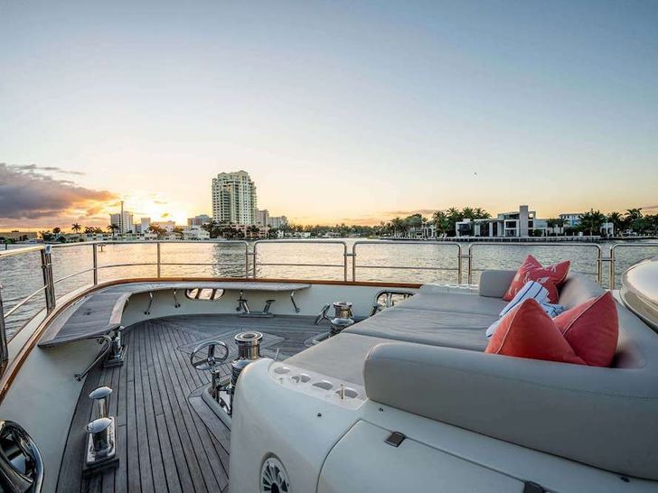 VIVERE Azimut 116 Bow VIVERE Azimut 116 Bow