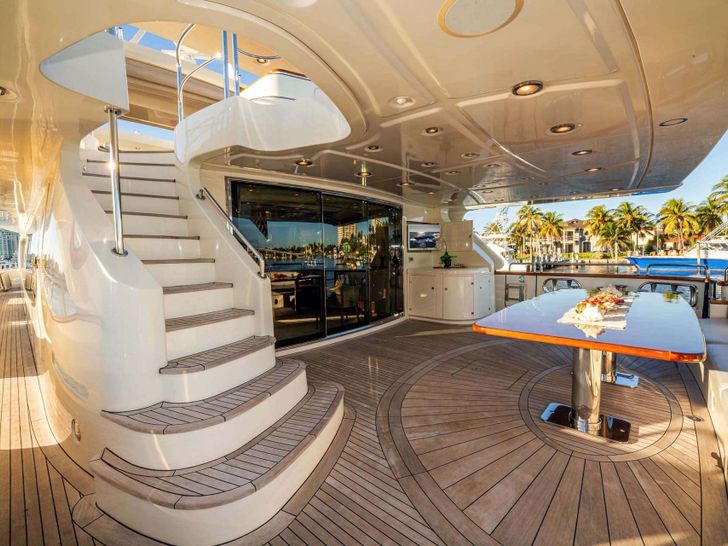 VIVERE Azimut 116 Aft Deck VIVERE Azimut 116 Aft Deck