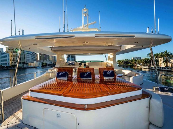 VIVERE Azimut 116 Sunbathing