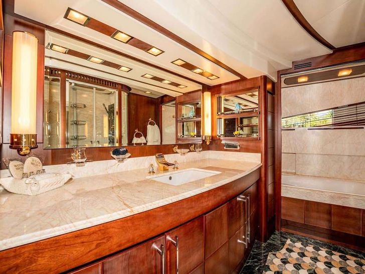 VIVERE Azimut 116 Master Bath VIVERE Azimut 116 Master Bath