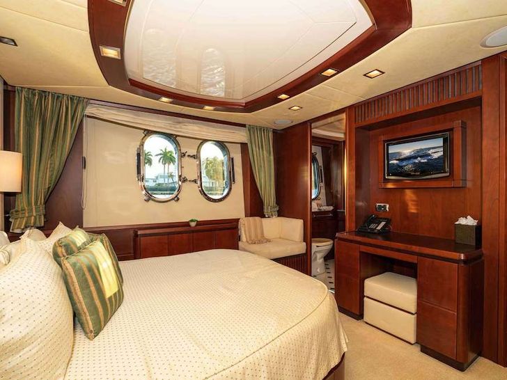 VIVERE Azimut 116 Starboard VIP VIVERE Azimut 116 Starboard VIP