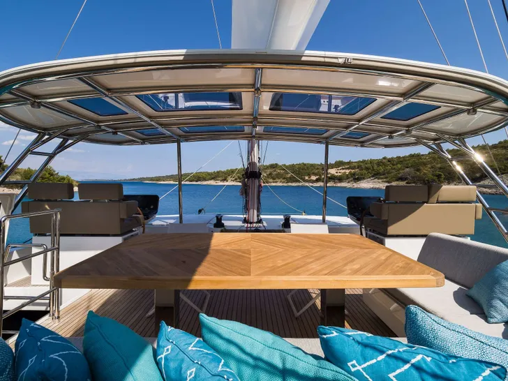 VULPINO Sunreef 60 - flybridge dining area VULPINO Sunreef 60 - flybridge dining area