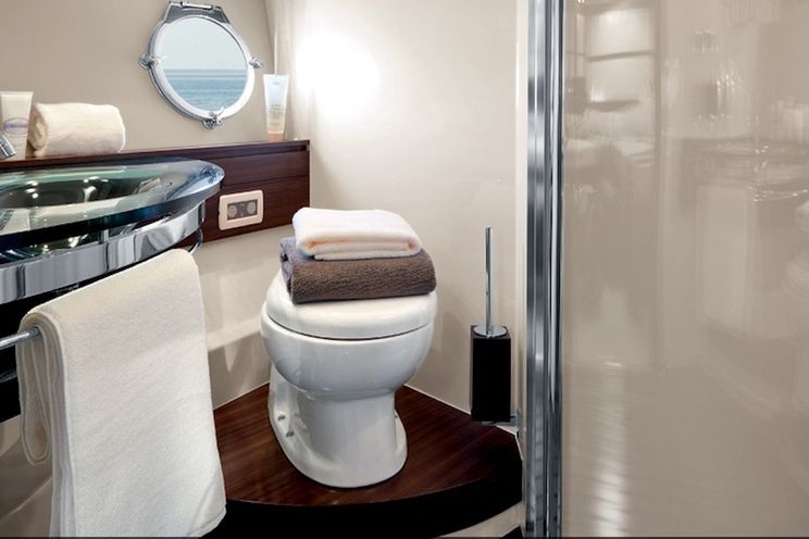 Charter Yacht WARREN KELLY - Azimut 62 - 3 Cabins - Miami - Fort Lauderdale - Nassau