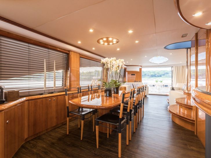 WINNING STREAK 2 Sunseeker 94 - indoor dining area WINNING STREAK 2 Sunseeker 94 - indoor dining area