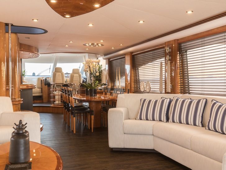 WINNING STREAK 2 Sunseeker 94 - saloon seating and dining WINNING STREAK 2 Sunseeker 94 - saloon seating and dining