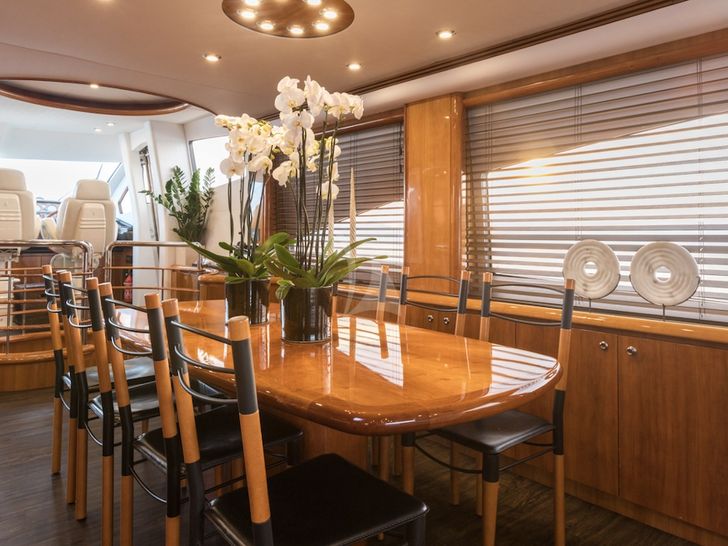 WINNING STREAK 2 Sunseeker 94 - dining area WINNING STREAK 2 Sunseeker 94 - dining area