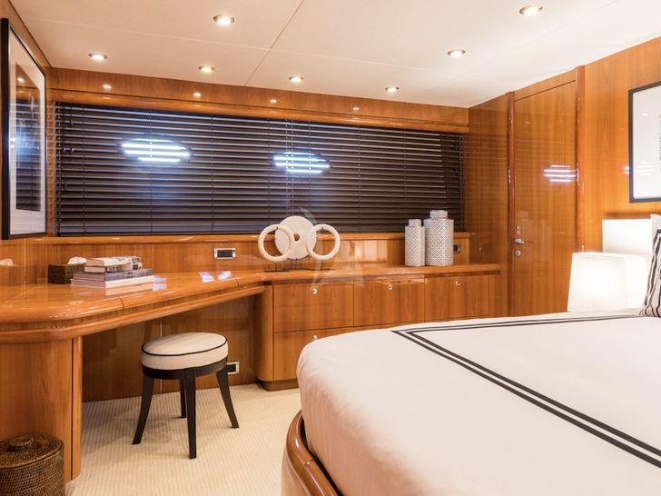 WINNING STREAK 2 Sunseeker 94 - master cabin vanity unit WINNING STREAK 2 Sunseeker 94 - master cabin vanity unit