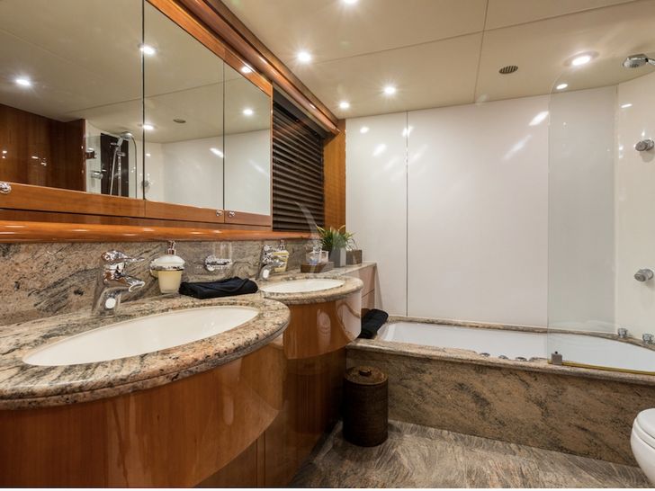 WINNING STREAK 2 Sunseeker 94 - master cabin bathroom WINNING STREAK 2 Sunseeker 94 - master cabin bathroom