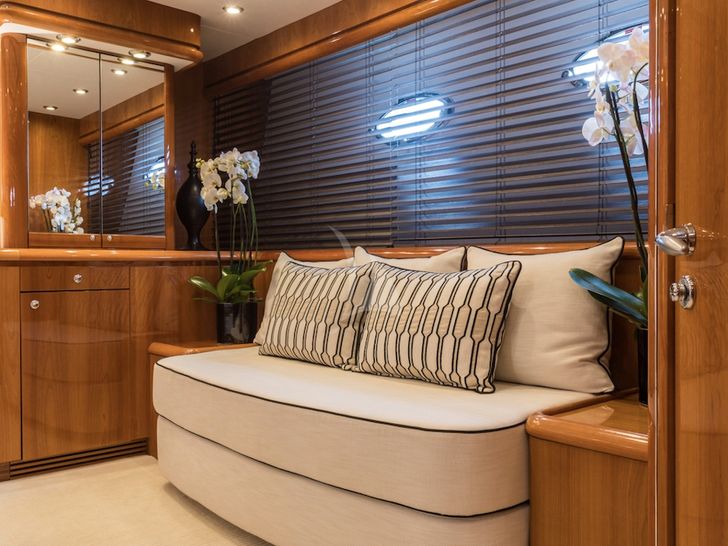 WINNING STREAK 2 Sunseeker 94 - master cabin seating WINNING STREAK 2 Sunseeker 94 - master cabin seating