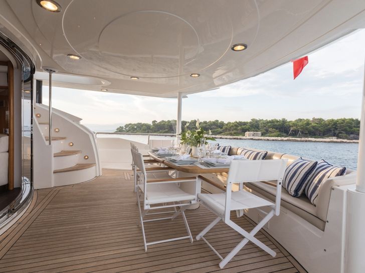 WINNING STREAK 2 Sunseeker 94 - aft deck dining WINNING STREAK 2 Sunseeker 94 - aft deck dining