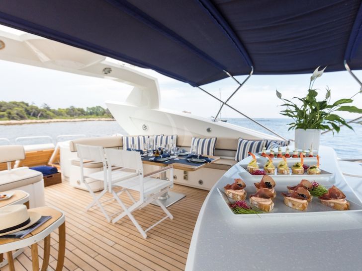 WINNING STREAK 2 Sunseeker 94 - flybridge dining WINNING STREAK 2 Sunseeker 94 - flybridge dining