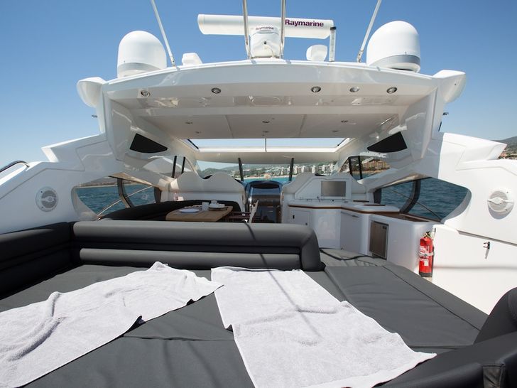 YANSIKA Sunseeker Predator 92 Sport - aft deck sun bed YANSIKA Sunseeker Predator 92 Sport - aft deck sun bed