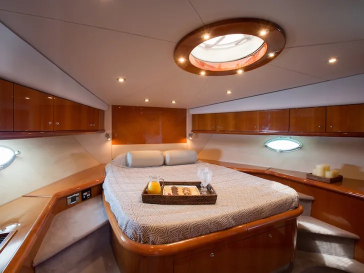 YANSIKA Sunseeker Predator 92 Sport - VIP cabin YANSIKA Sunseeker Predator 92 Sport - VIP cabin