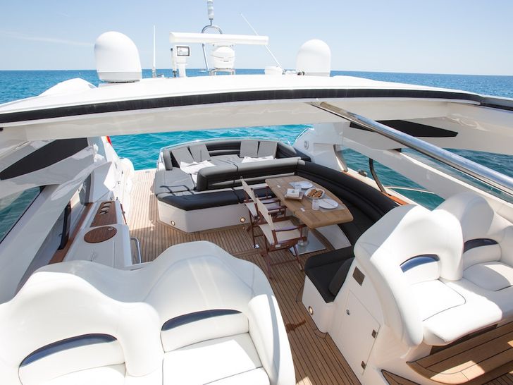 YANSIKA Sunseeker Predator 92 Sport - aft deck YANSIKA Sunseeker Predator 92 Sport - aft deck