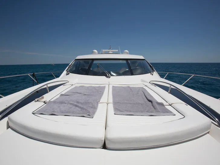 YANSIKA Sunseeker Predator 92 Sport - foredeck bronzing area YANSIKA Sunseeker Predator 92 Sport - foredeck bronzing area