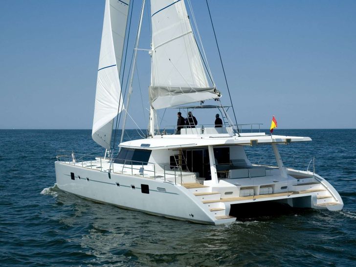 ZIMIT Sunreef 62 - cruising aft view ZIMIT Sunreef 62 - cruising aft view