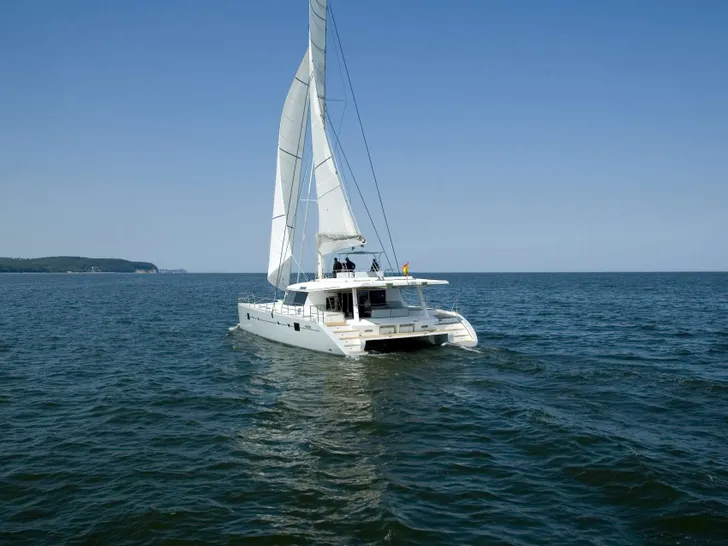 ZIMIT Sunreef 62 - sailing shot with waterline ZIMIT Sunreef 62 - sailing shot with waterline