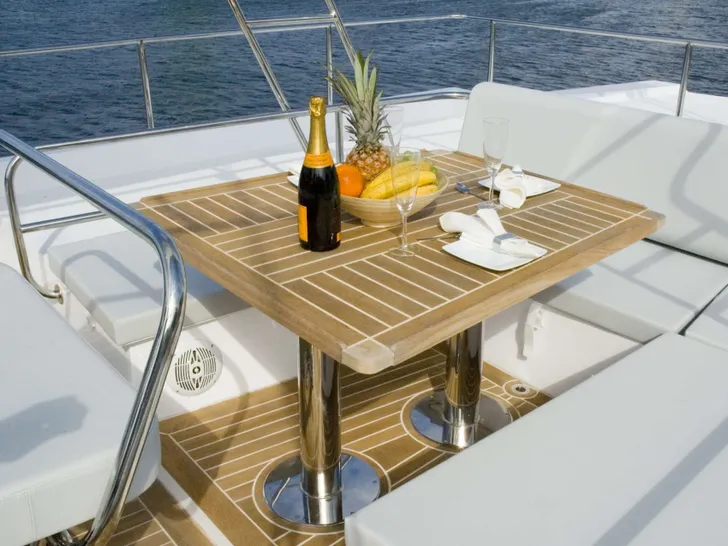 ZIMIT Sunreef 62 - flybridge seating and dining area ZIMIT Sunreef 62 - flybridge seating and dining area