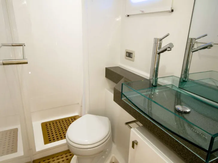 ZIMIT Sunreef 62 - cabin bathroom ZIMIT Sunreef 62 - cabin bathroom