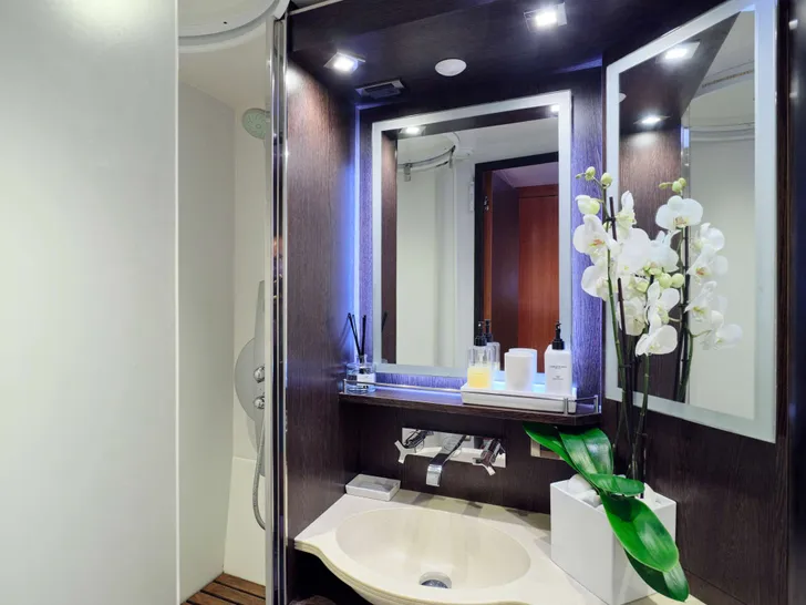 WORLD'S END Fountaine Pajot Galathea 65 - VIP cabin 1 bathroom WORLD'S END Fountaine Pajot Galathea 65 - VIP cabin 1 bathroom