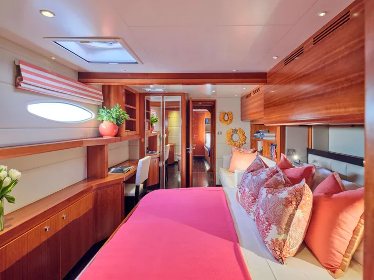 WORLD'S END Fountaine Pajot Galathea 65 - master cabin bed WORLD'S END Fountaine Pajot Galathea 65 - master cabin bed