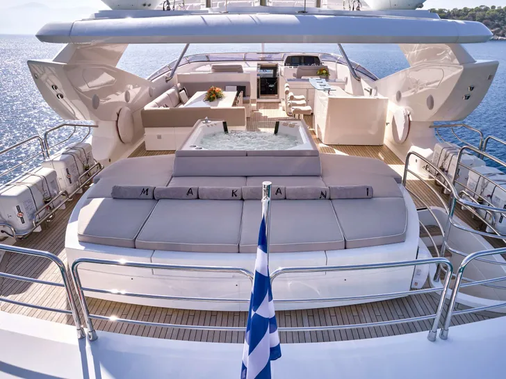 MAKANI II Predator 115 - overview sundeck with jacuzzi MAKANI II Predator 115 - overview sundeck with jacuzzi