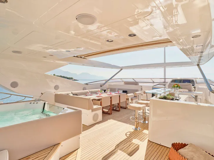 MAKANI II Predator 115 - flybridge jacuzzi MAKANI II Predator 115 - flybridge jacuzzi