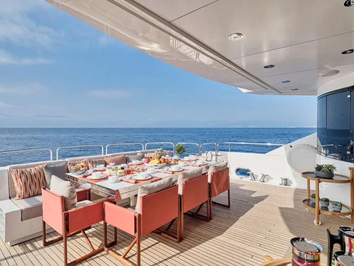 MAKANI II Predator 115 - alfresco dining area MAKANI II Predator 115 - alfresco dining area