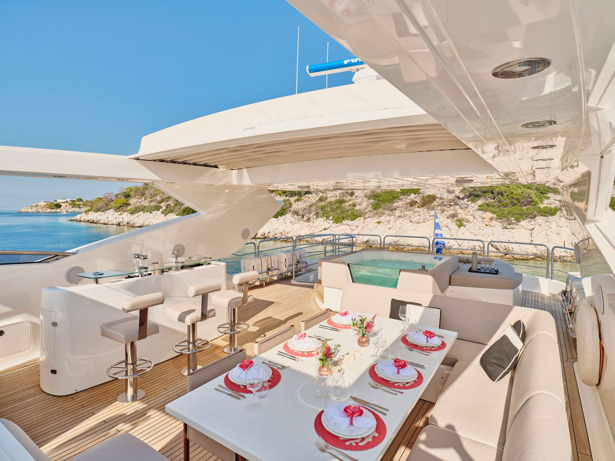 MAKANI II Predator 115 - flybridge dining