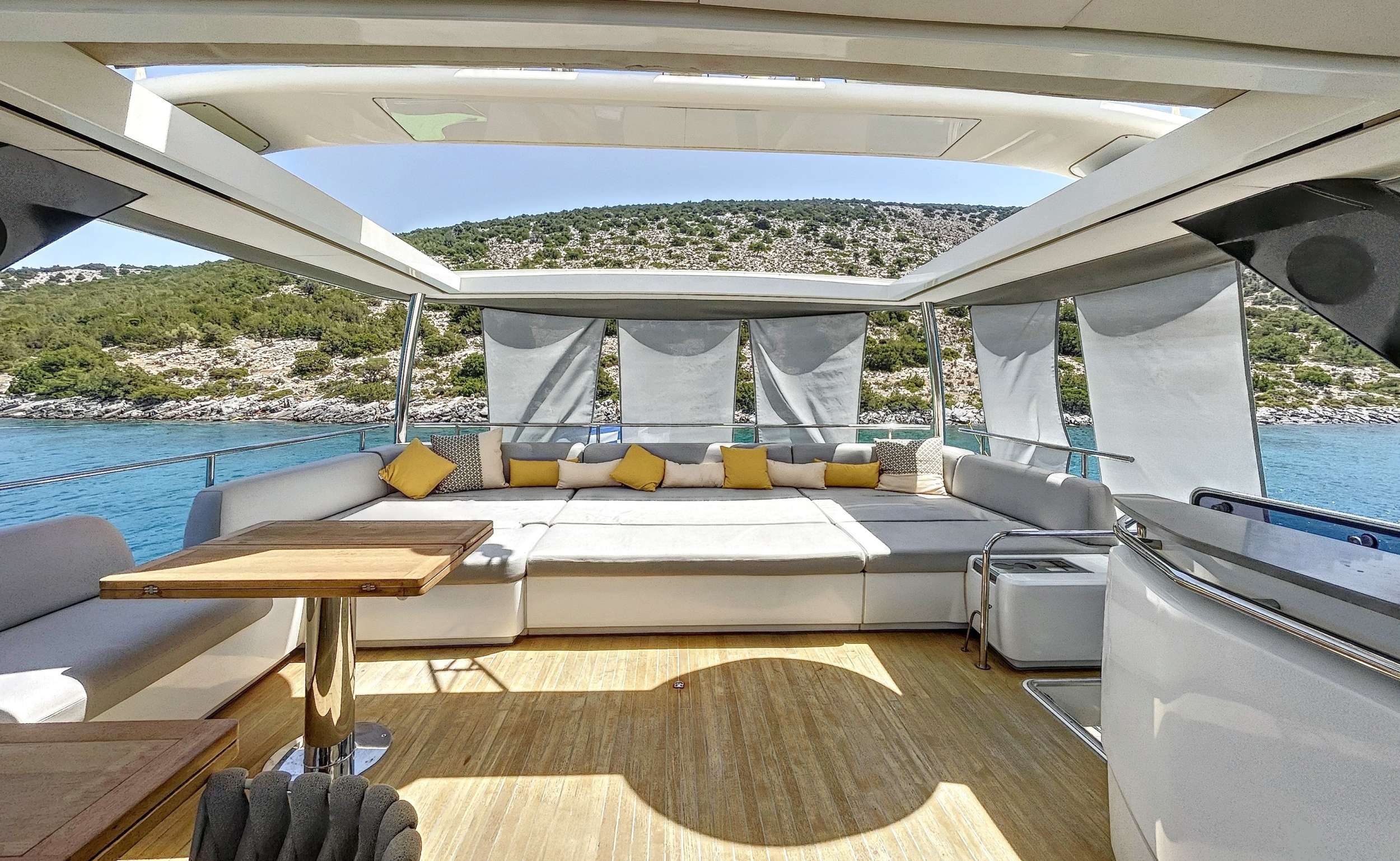 CRAZY HORSE Lagoon 78 - flybridge lounge
