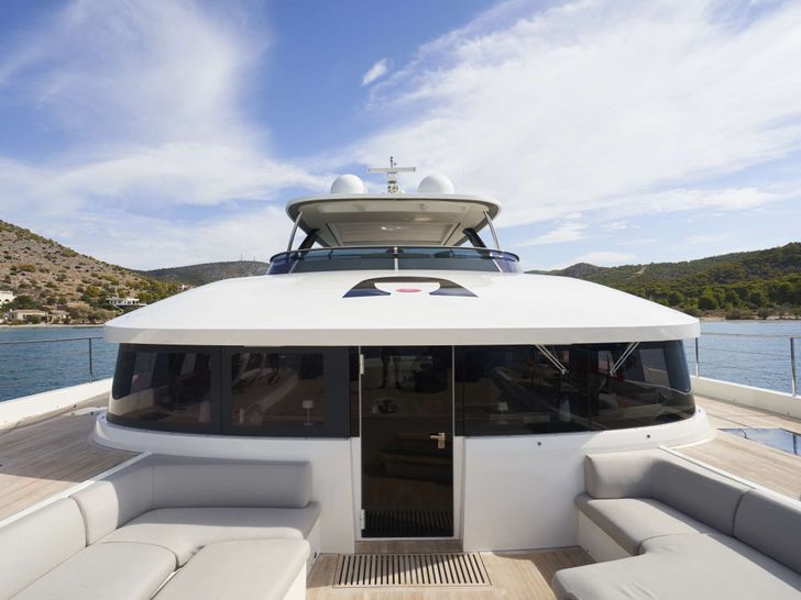 CRAZY HORSE Lagoon 78 - foredeck CRAZY HORSE Lagoon 78 - foredeck