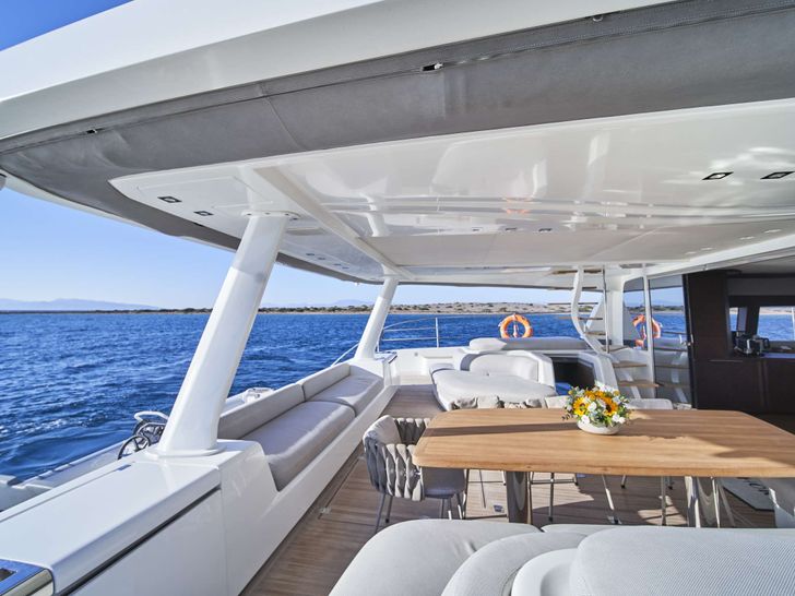CRAZY HORSE Lagoon 78 - aft deck alfresco dining area CRAZY HORSE Lagoon 78 - aft deck alfresco dining area