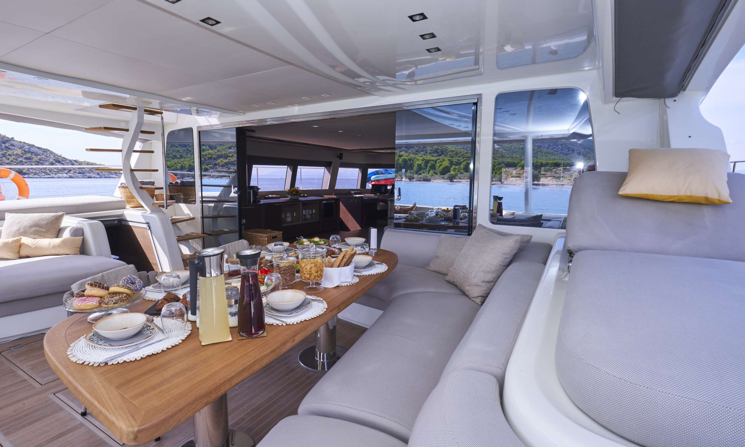 CRAZY HORSE Lagoon 78 - aft deck alfresco dining set up