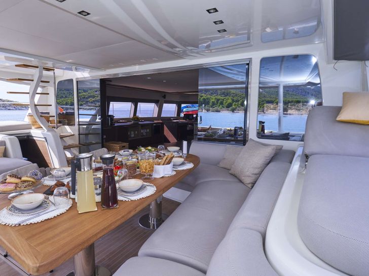 CRAZY HORSE Lagoon 78 - aft deck alfresco dining set up CRAZY HORSE Lagoon 78 - aft deck alfresco dining set up