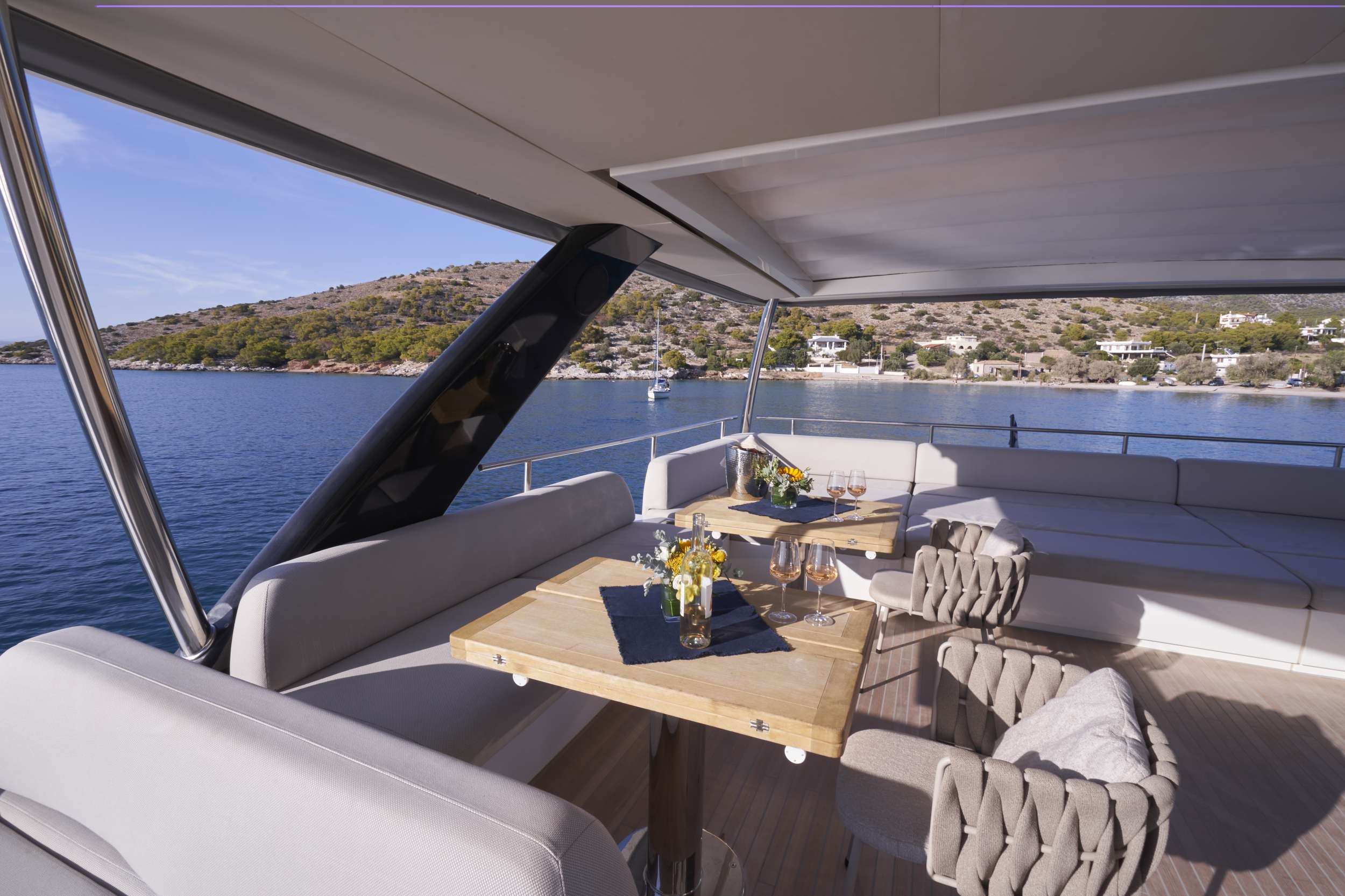 CRAZY HORSE Lagoon 78 - flybridge dining area