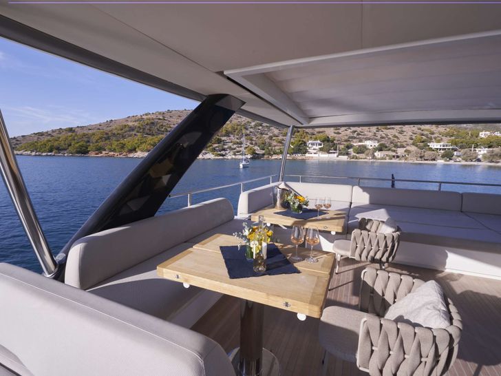 CRAZY HORSE Lagoon 78 - flybridge dining area CRAZY HORSE Lagoon 78 - flybridge dining area