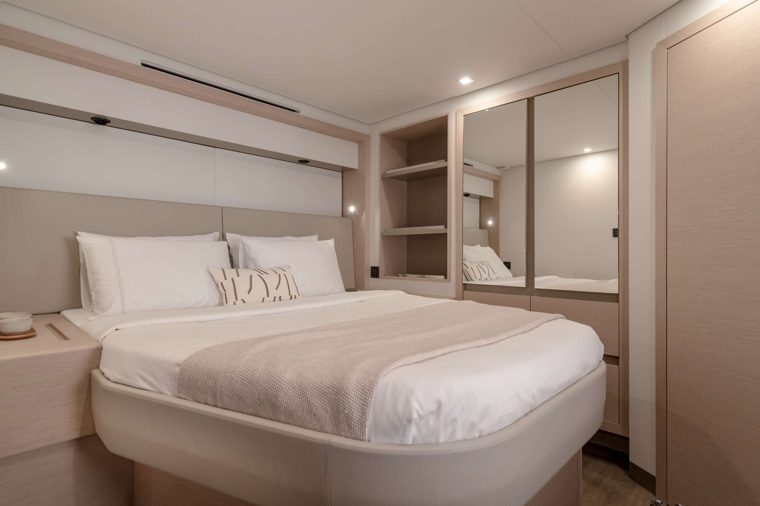 SERENISSIMA III Fountaine Pajot 80 - VIP cabin 3