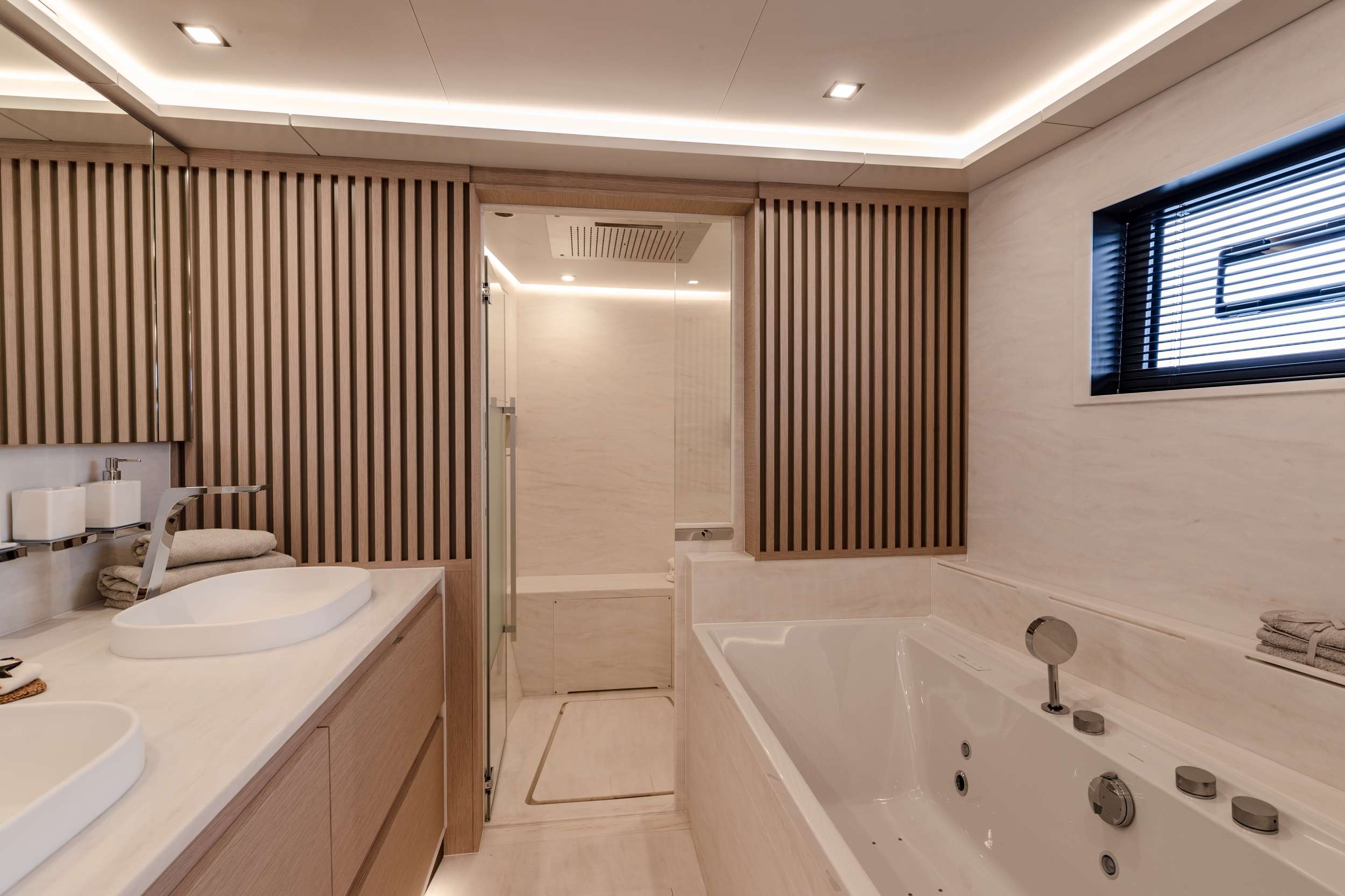 SERENISSIMA III Fountaine Pajot 80 - master cabin bathroom